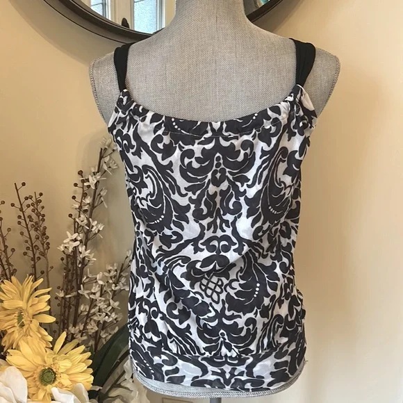 White House Black Market Black and White Sleeveless Blouse. Size Small - Picture 2 of 3